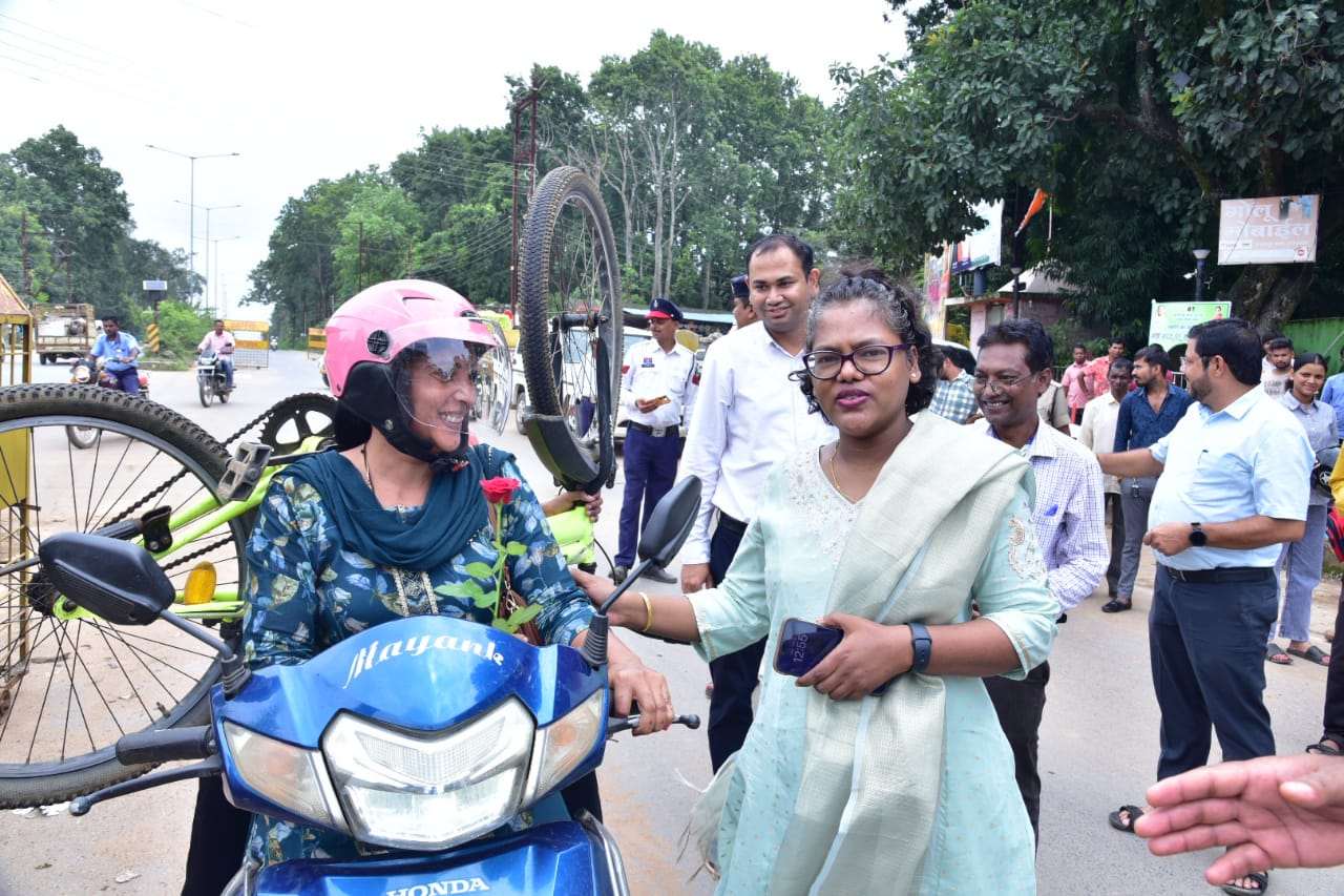 ना चालान, ना कार्रवाई सिर्फ़ समझाइश, चालकों को मिला मुफ़्त हेलमेट...