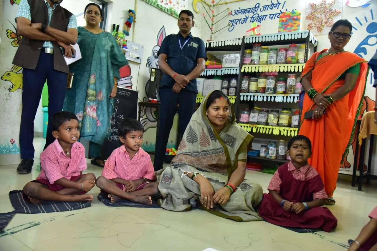 महिला बाल विकास मंत्री लक्ष्मी राजवाड़े का एक दिवसीय दौरा,आंगनबाड़ी के बच्चों से की चर्चा...