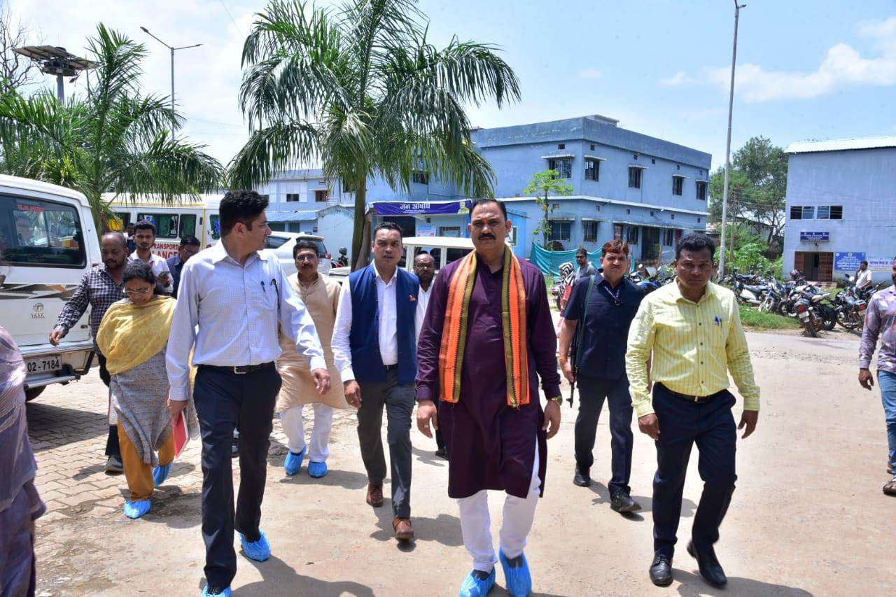 स्वास्थ्य मंत्री जायसवाल ने कोण्डागांव जिला चिकित्सालय का किया निरीक्षण....