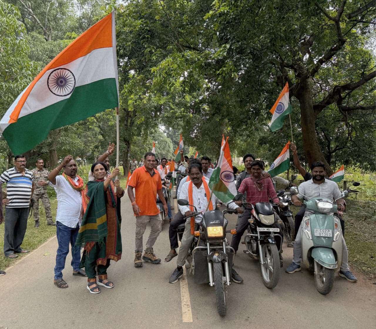 विधायक लता उसेंडी दहिकोंगा में आयोजित तिरंगा यात्रा में शामिल हुई