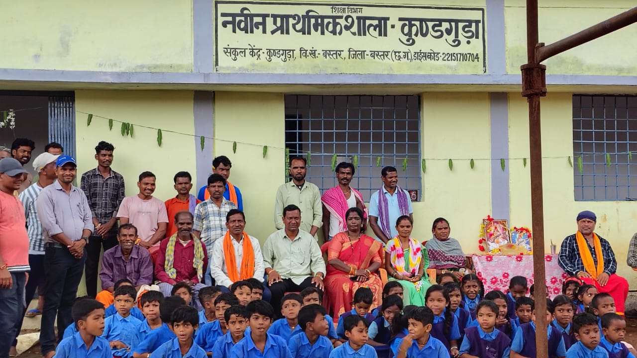 जिला पंचायत सदस्य व सरपंच ने नवीन प्राथमिक शाला भवन का उद्घाटन किया