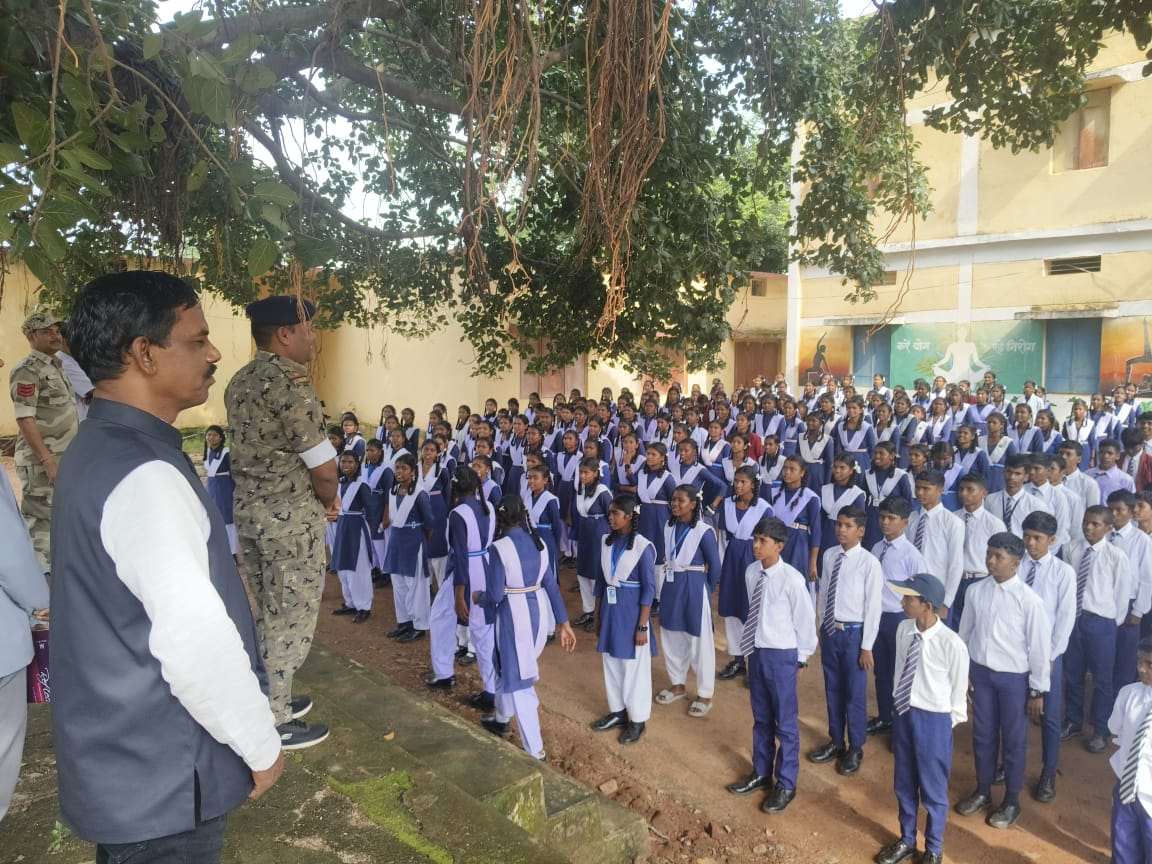 बड़े डोंगर में नशा मुक्ति और जागरूकता अभियान, छात्रों को सिखाए नए कानून और डिजिटल सुरक्षा के गुर...