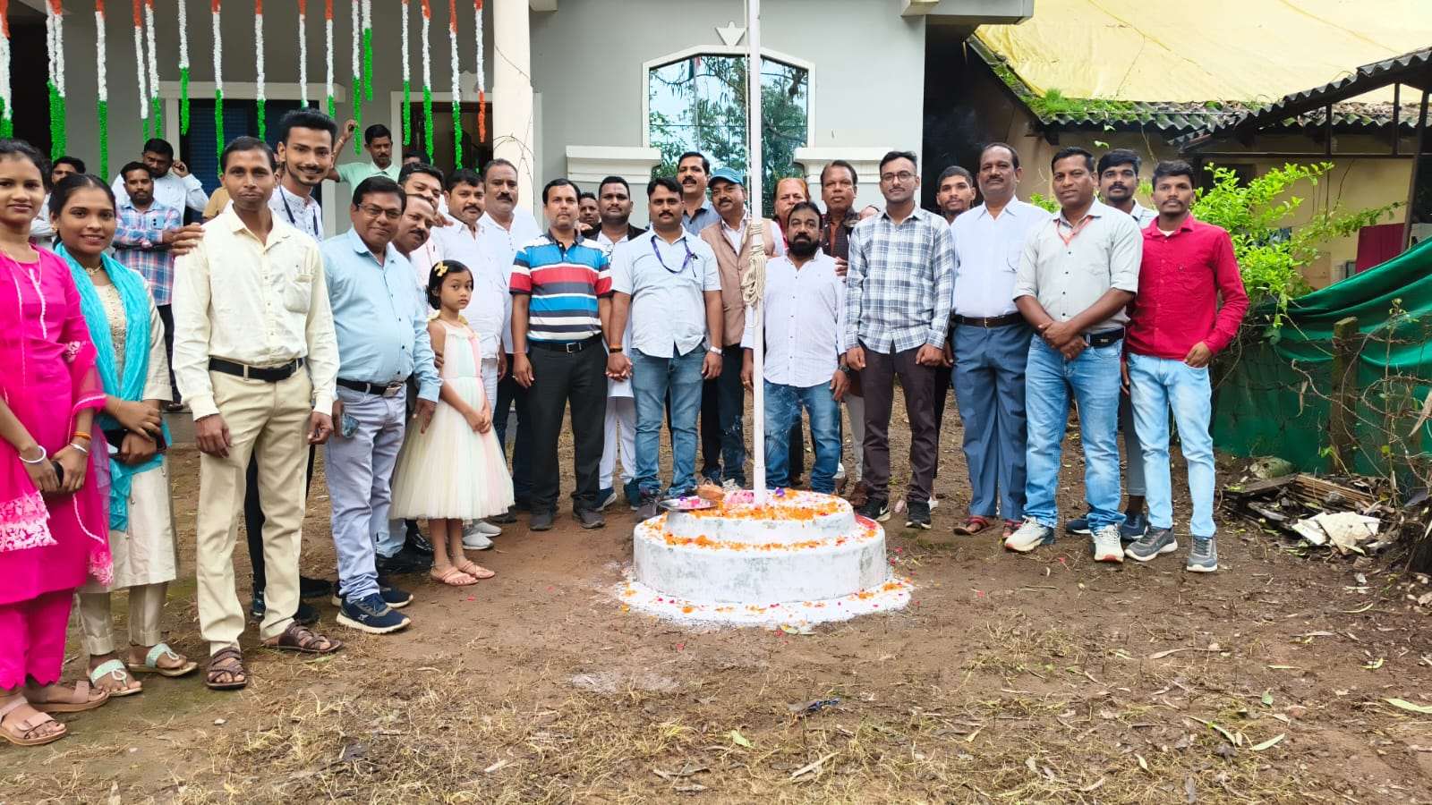 प्रेस क्लब में तिरंगा लहराया, वीर जवानों को दी श्रद्धांजलि..