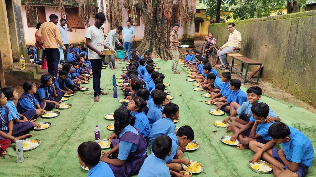 प्राथमिक एवं माध्यमिक शाला चिलपुटी में न्यौता भोज का आयोजन