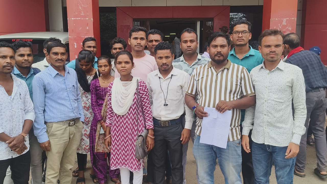 मानदेय भुगतान को लेकर आवास मित्रों ने सौंपा कलेक्टर को ज्ञापन...