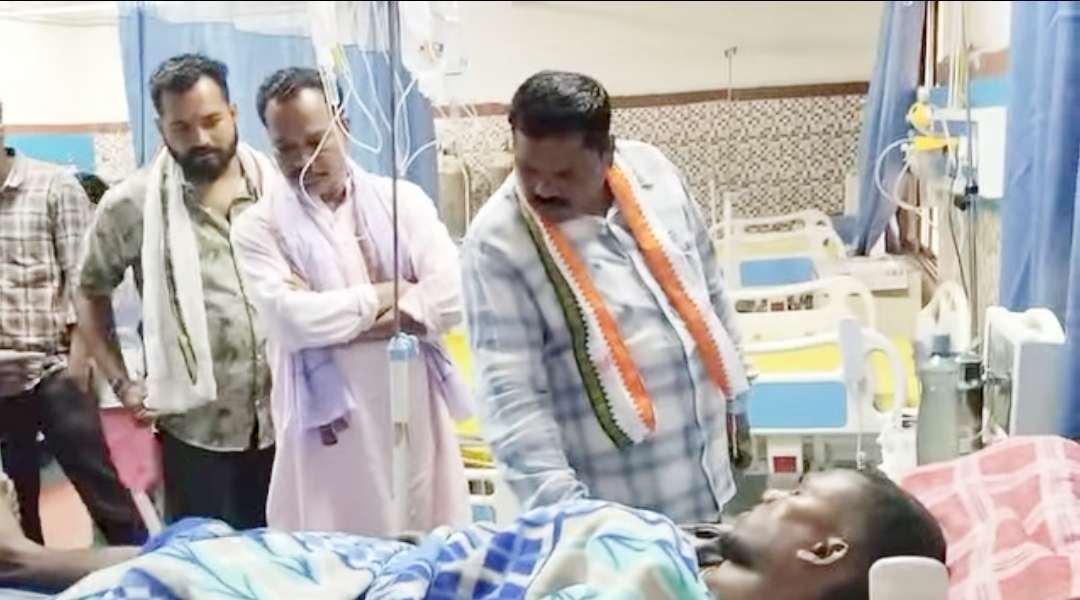 नालझर मुठभेड़ में घायल युवक से अस्पताल में मिले पूर्व विधायक संत नेताम...