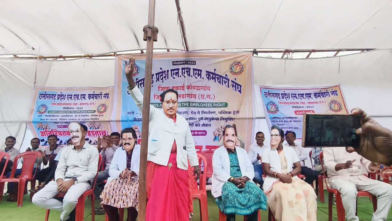 भाजपा नेताओं के मुखौटे पहनकर जताया आक्रोश, दो साल बाद भी अधूरी रही मांगें..