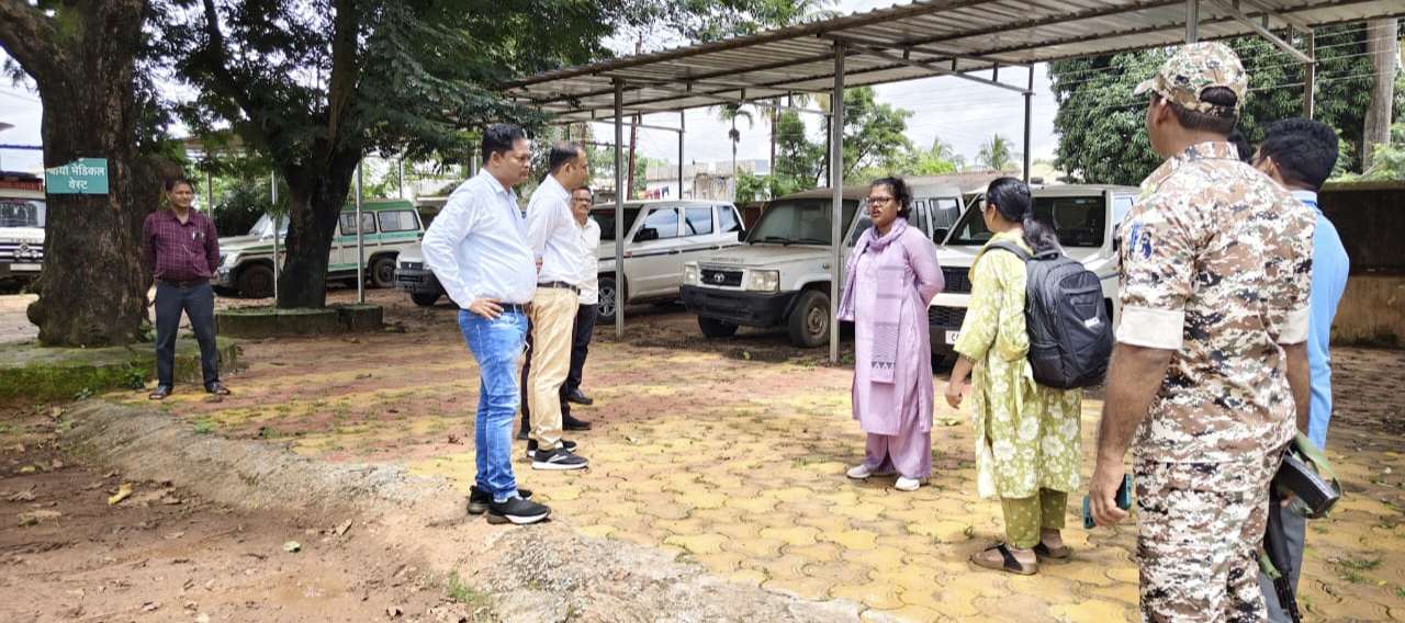 दो सरकारी वाहनों पर सीएमएचओ की नेम प्लेट, कलेक्टर ने जताई कड़ी नाराजगी..