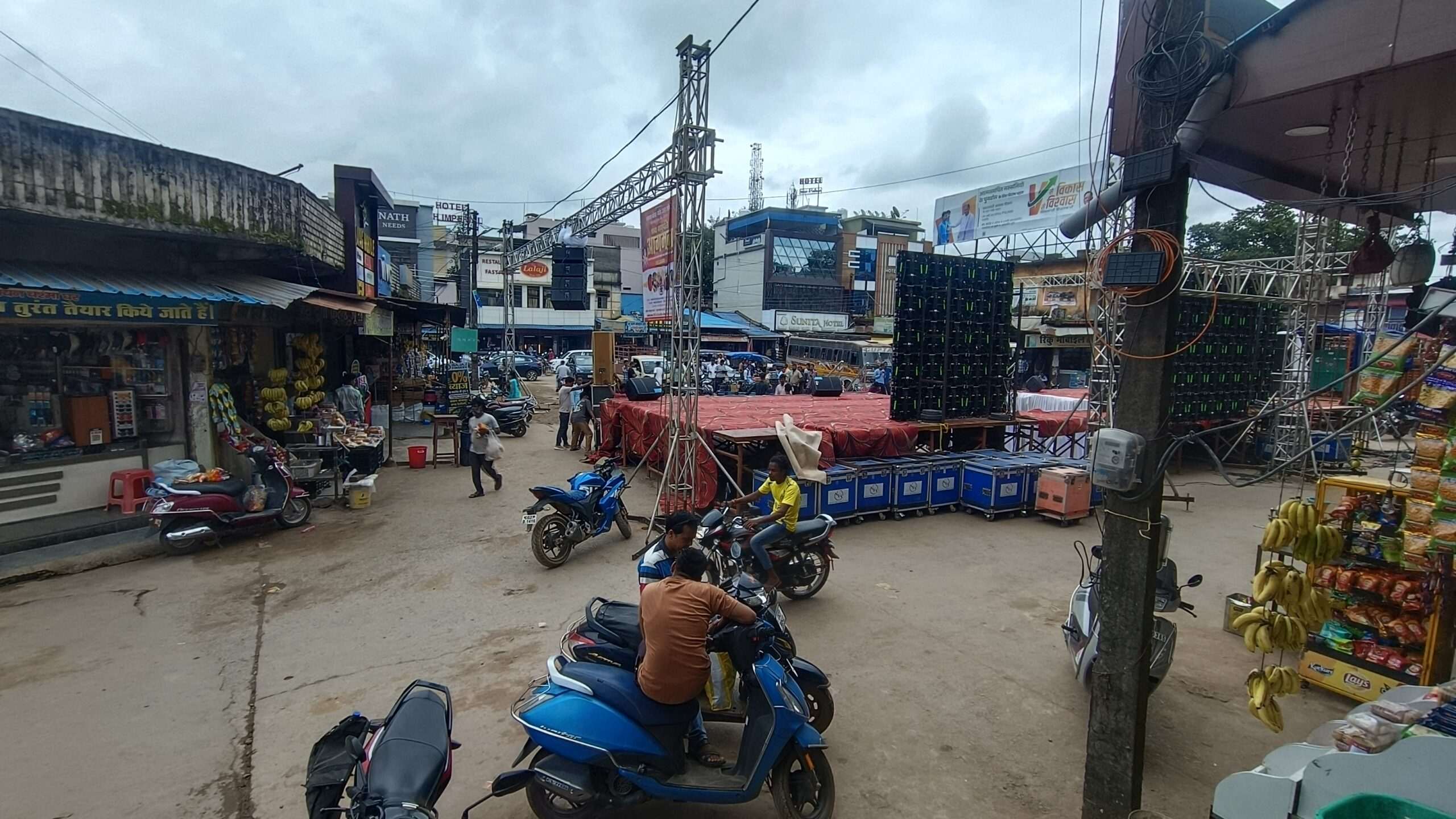 बस स्टैंड परिसर में धार्मिक आयोजन, यात्री और बस संचालक हो रहे परेशान..