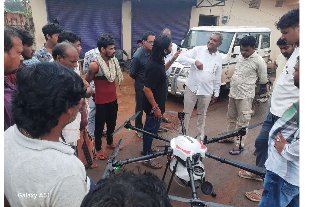 ड्रोन तकनीक से किया जा रहा है, नैनो यूरिया का छिड़काव