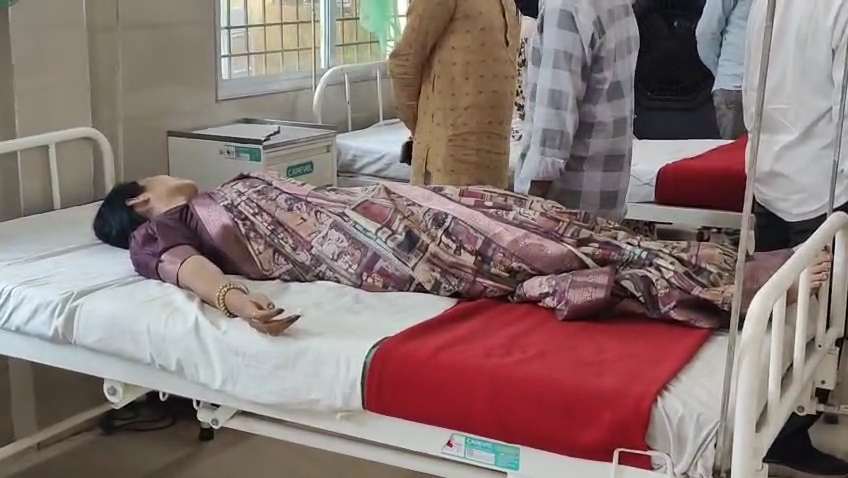 सड़क हादसा- नेशनल हाइवे 30 पर मोना सेन का वाहन और बाइक की टक्कर, तीन लोग घायल..