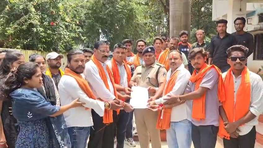 धार्मिक आस्था से खिलवाड़ पर विरोध, चार गिरफ्तार — एक नाबालिग भी शामिल,