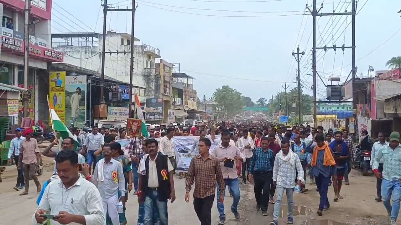 स्कूल सफाई कर्मियों का प्रदर्शन, हाइवे हुआ बाधित...