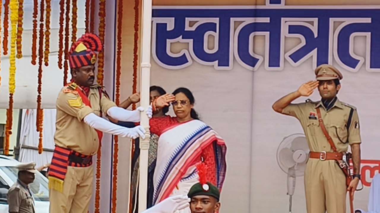 आज़ादी का जश्न: उसेंडी ने किया ध्वजारोहण...