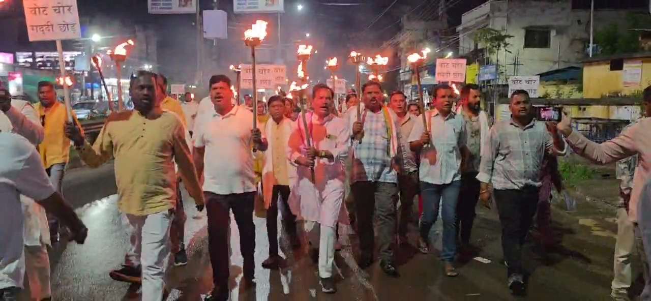 कांग्रेस ने निकाली वोट चोर गद्दी छोड़ मशाल रैली...