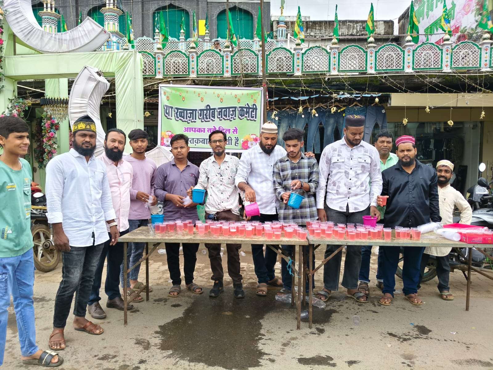 हज़रत पैग़म्बर की पैदाइश पर शर्बत वितरण, भाईचारे का दिया संदेश..