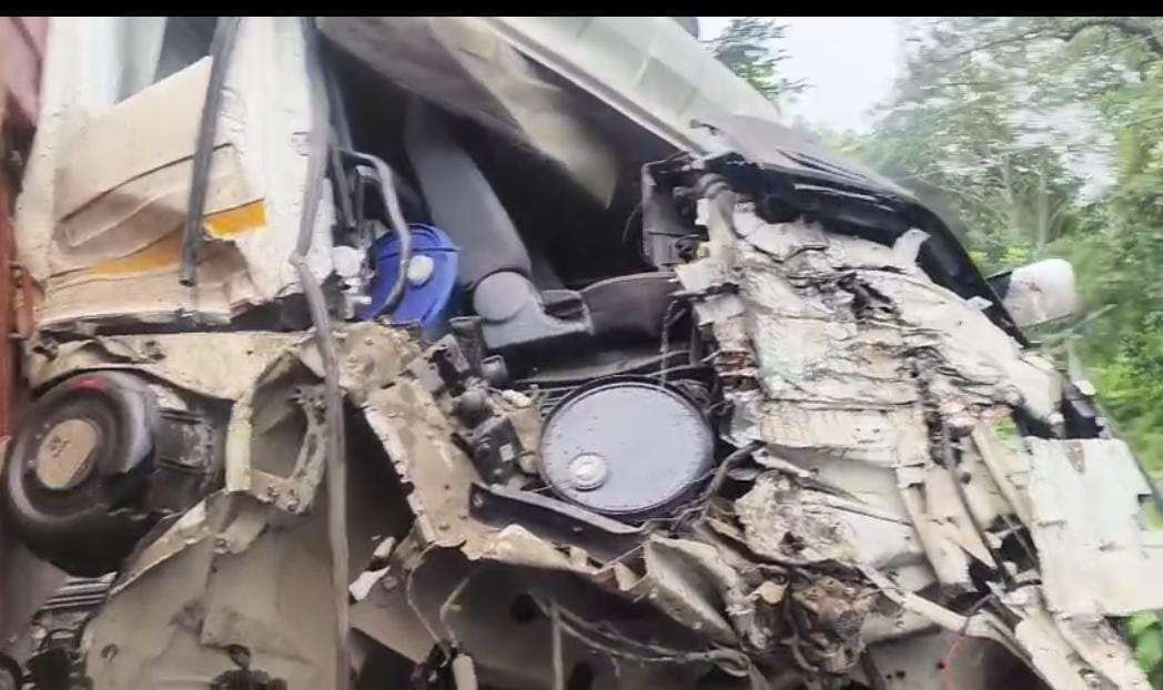 नेशनल हाईवे 30 पर बड़ा हादसा, ट्रेलर-हाइवा-एंबुलेंस भिड़े