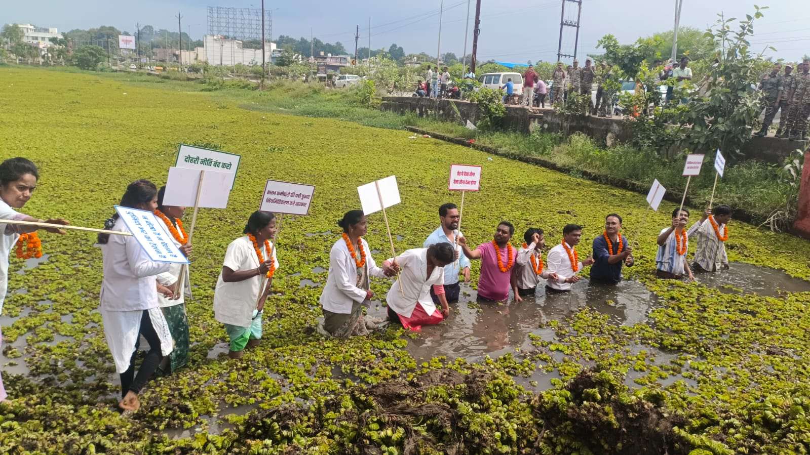 कोंडागांव: NHM कर्मचारियों ने बंधा तालाब में किया जल सत्याग्रह