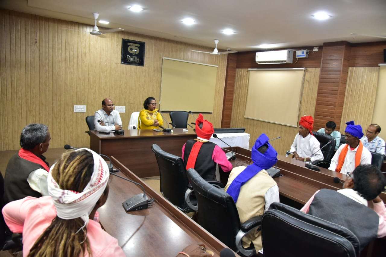 कलेक्टर ने मांझी, गायता एवं चालकी के संग की बैठक, बस्तर दशहरे में शामिल होने की तैयारियों पर हुई चर्चा