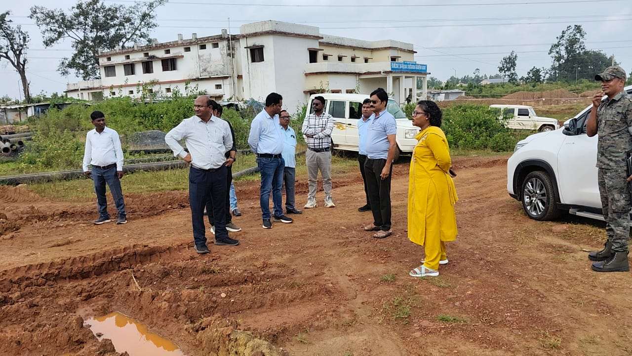 कलेक्टर ने निर्माणाधीन स्टेडियम का निरीक्षण...
