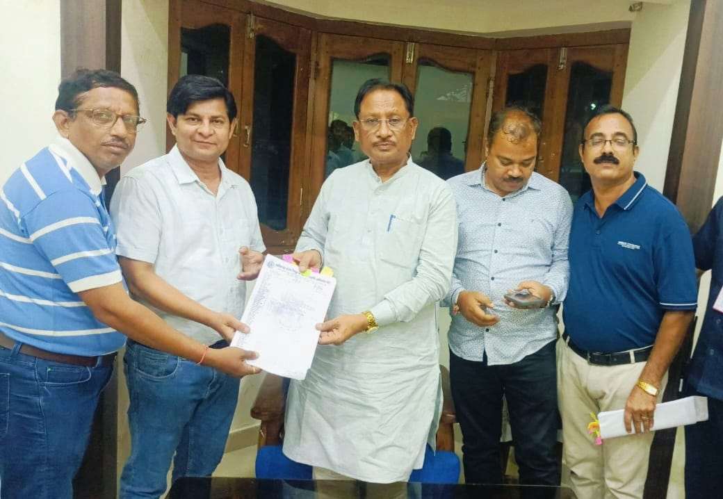 मुख्यमंत्री को इंजीनियर्स एसोसिएशन ने सौंपा ज्ञापन...
