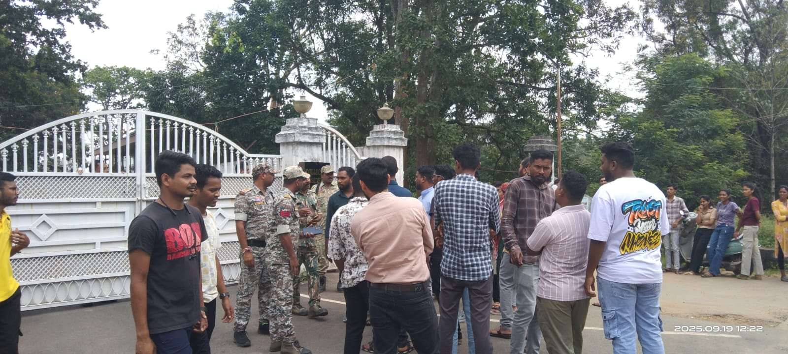 एयर टाइट लाइब्रेरी में नहीं चल रहे पंखे-कूलर, छात्र बोले-पढ़ाई से ज्यादा पसीना बह रहा..