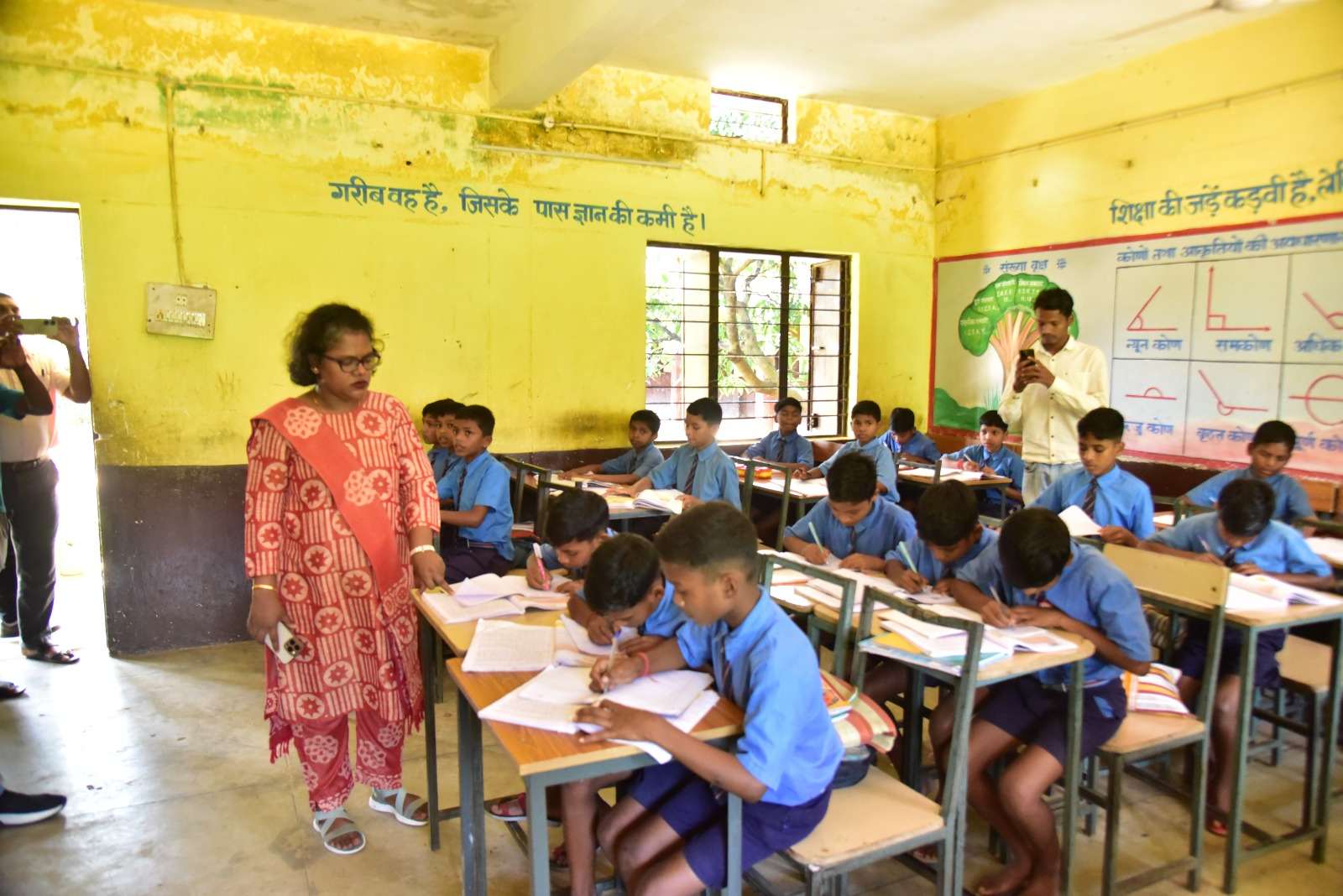 कलेक्टर ने आश्रम छात्रावासों का किया निरीक्षण...