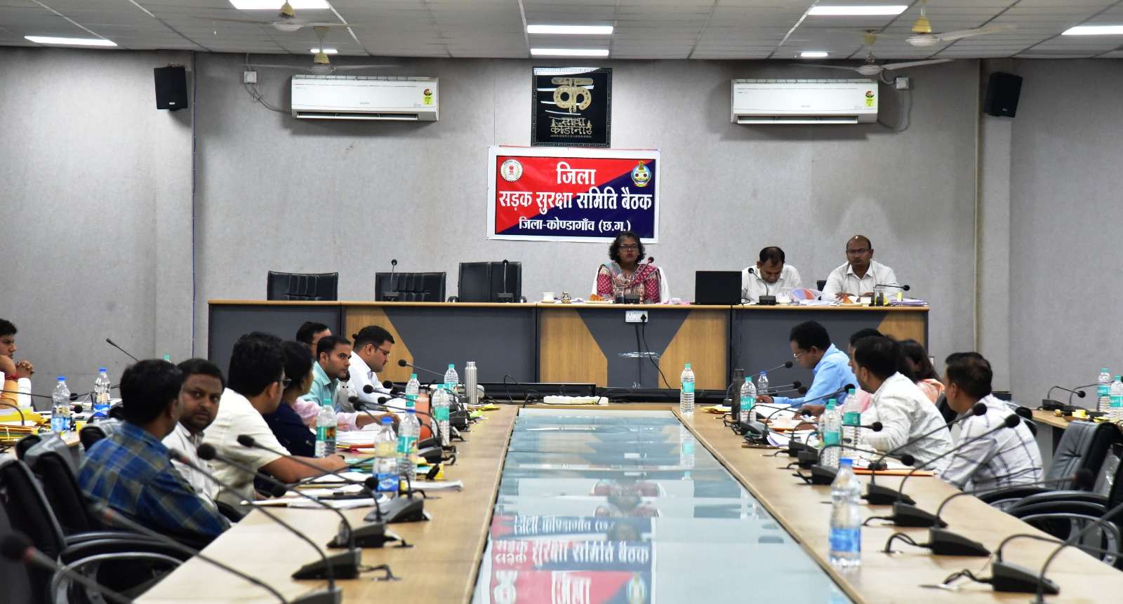 बैठक: कलेक्टर ने आश्रम-छात्रावासों की नियमित निगरानी पर दिया जोर