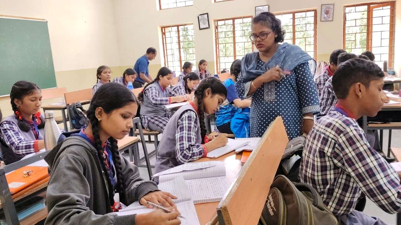 कलेक्टर ने केंद्रीय विद्यालय के बच्चों की ली क्लास