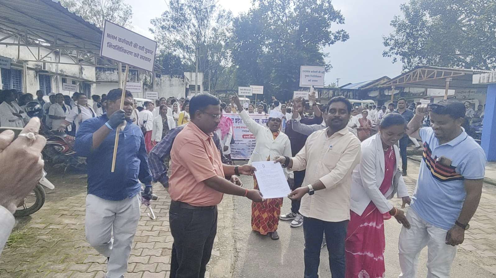 रैली निकालकर सामूहिक इस्तीफा सौंपा एनएचएम कर्मियों ने..