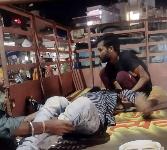 जानलेवा लापरवाही! कोंडागांव बस स्टैंड के सामने डिवाइडर में दौड़ा करंट, युवक झुलसा-NHAI की खुली पोल