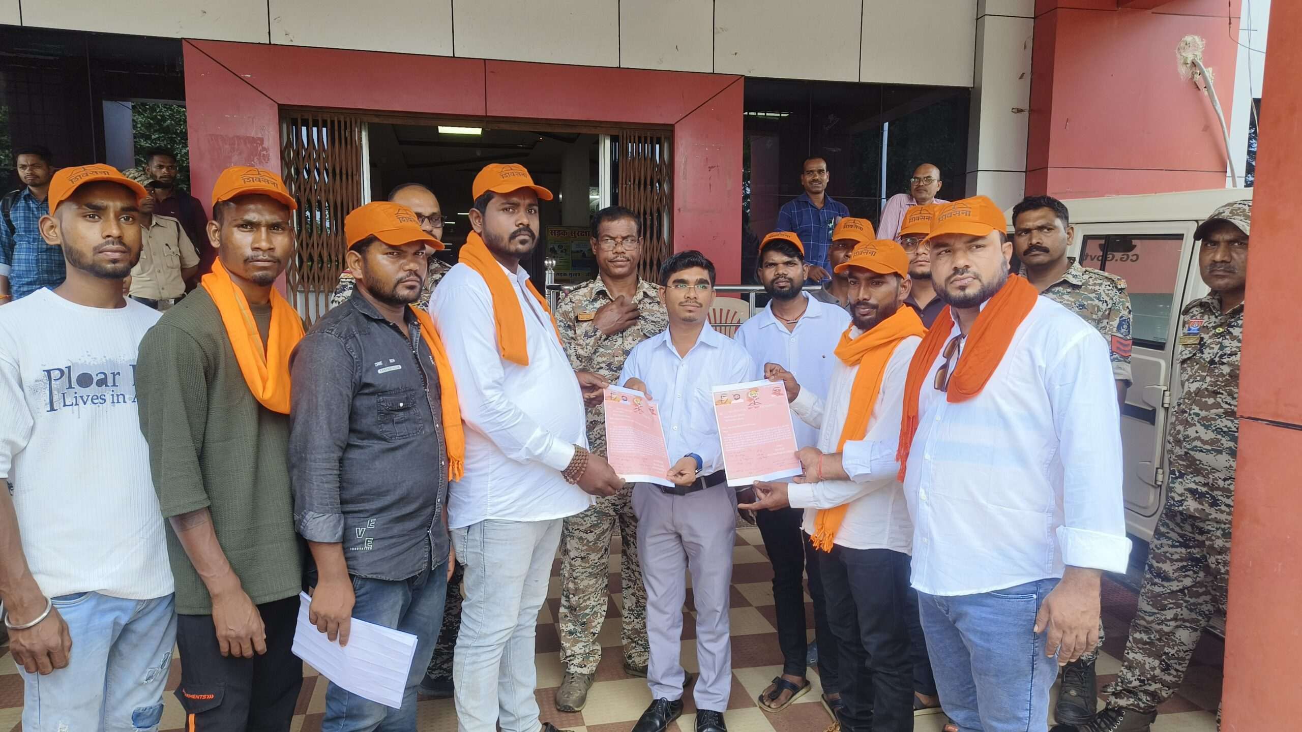 कोण्डागांव में आवारा पशु और खाद संकट पर शिवसेना का कलेक्टर को ज्ञापन...