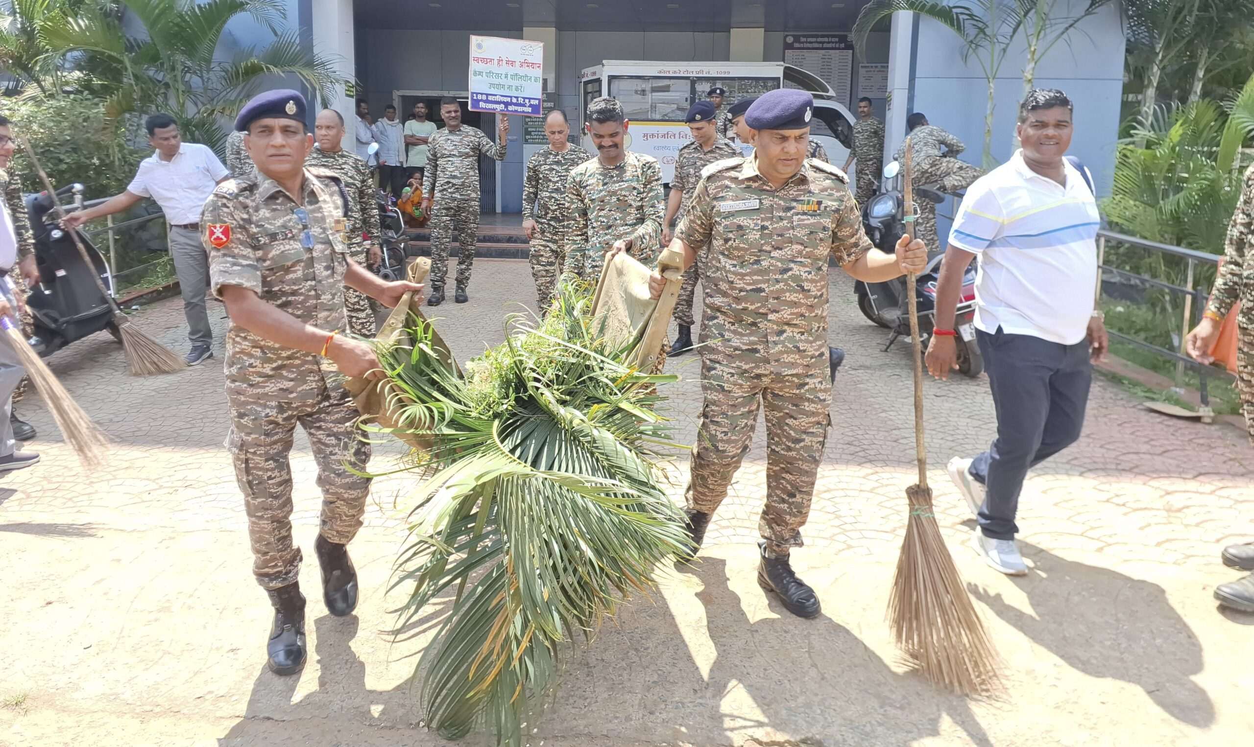 नक्सलियों से जंग और समाज को स्वच्छता का संदेश, सीआरपीएफ जवानों ने थामा झाड़ू..