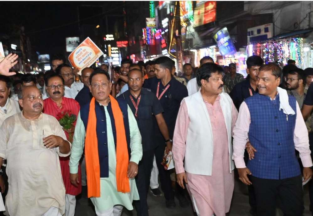जीएसटी बचत उत्सव का जायजा लेने बाजार पहुंचे मुख्यमंत्री साय