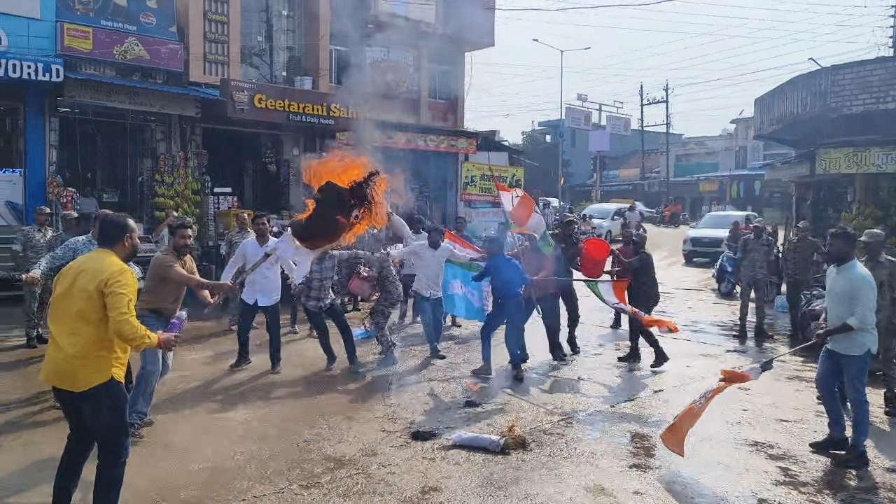 कोण्डागांव में गृहमंत्री का पुतला दहन, भ्रष्टाचार उजागर करने के आरोप पर विरोध...