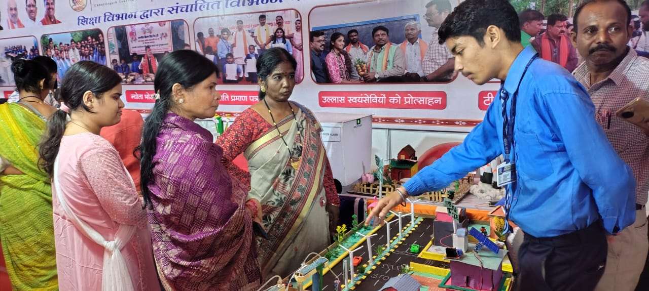 जिला पंचायत अध्यक्ष एवं जिला पंचायत सदस्य ने स्वदेशी मेला में लगे स्टालों का किया अवलोकन..