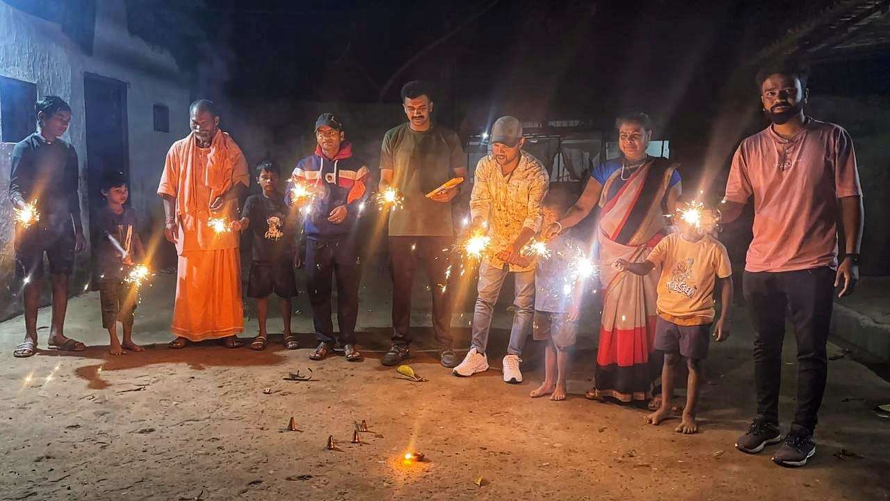 बस्तर धाकड़ क्षत्रिय राजपूत समाज के युवाओं ने शिवानंद आश्रम में मनाई दीपावली...