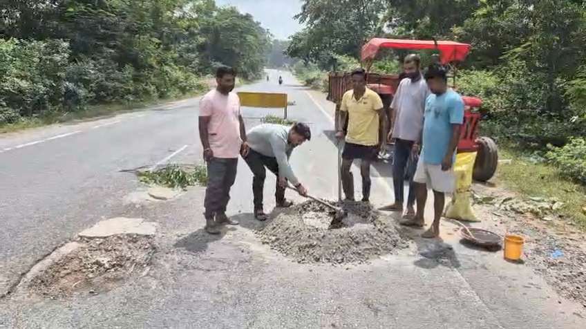 जनप्रतिनिधि ने खुद उठाया जिम्मा-नेशनल हाईवे के गड्ढों को भरने का काम किया विक्की दास ने