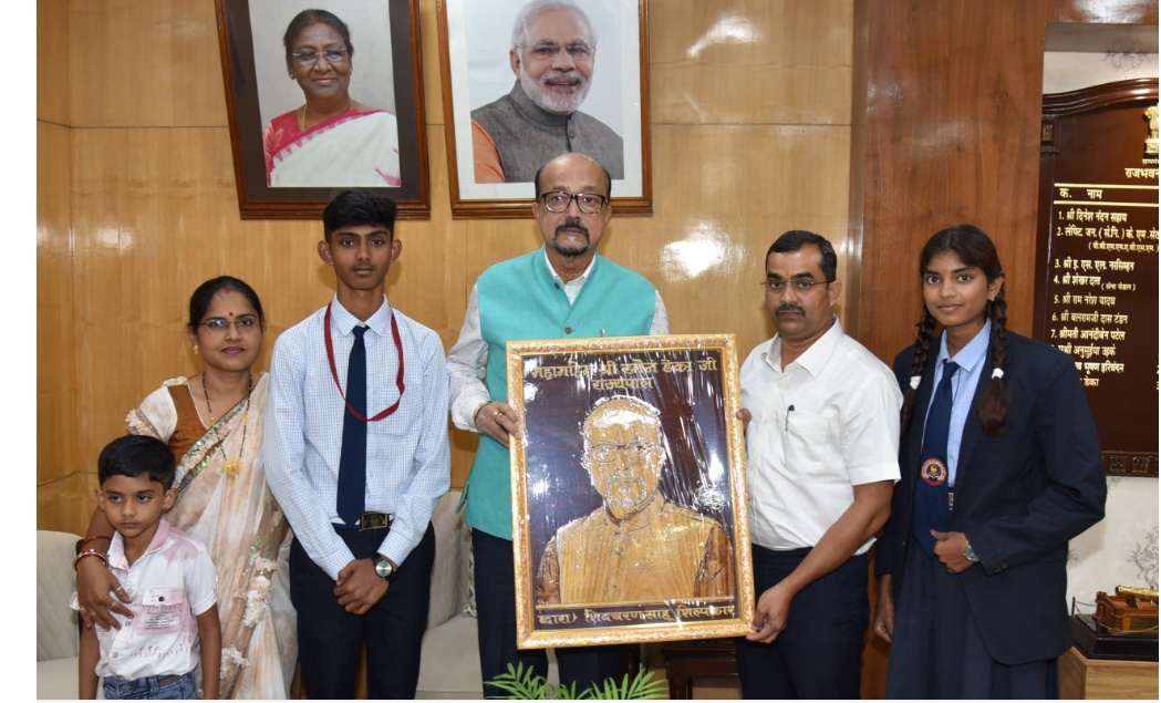राज्यपाल डेका को मड़ानार स्कूल के बच्चों ने काष्ठ कला से निर्मित पोट्रेट भेंट की..