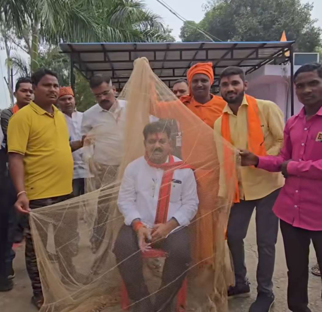 लक्ष्मी पूजन पर निषाद समाज ने निभाई परंपरा, सौखी ओढ़ाकर किया सम्मान..