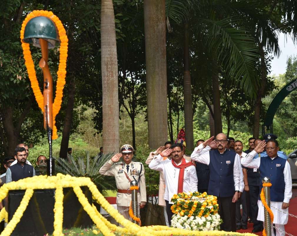 राज्यपाल रमेन डेका और मुख्यमंत्री विष्णु देव साय ने शहीद वाटिका पहुंचकर शहीद जवानों को दी श्रद्धांजलि..