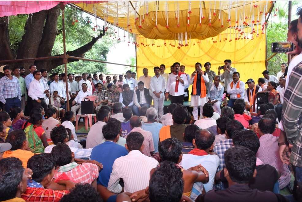 उप मुख्यमंत्री विजय शर्मा सुकमा जिले के सुदूर वनांचल ग्राम दुलेड कैम्प का किया निरीक्षण..