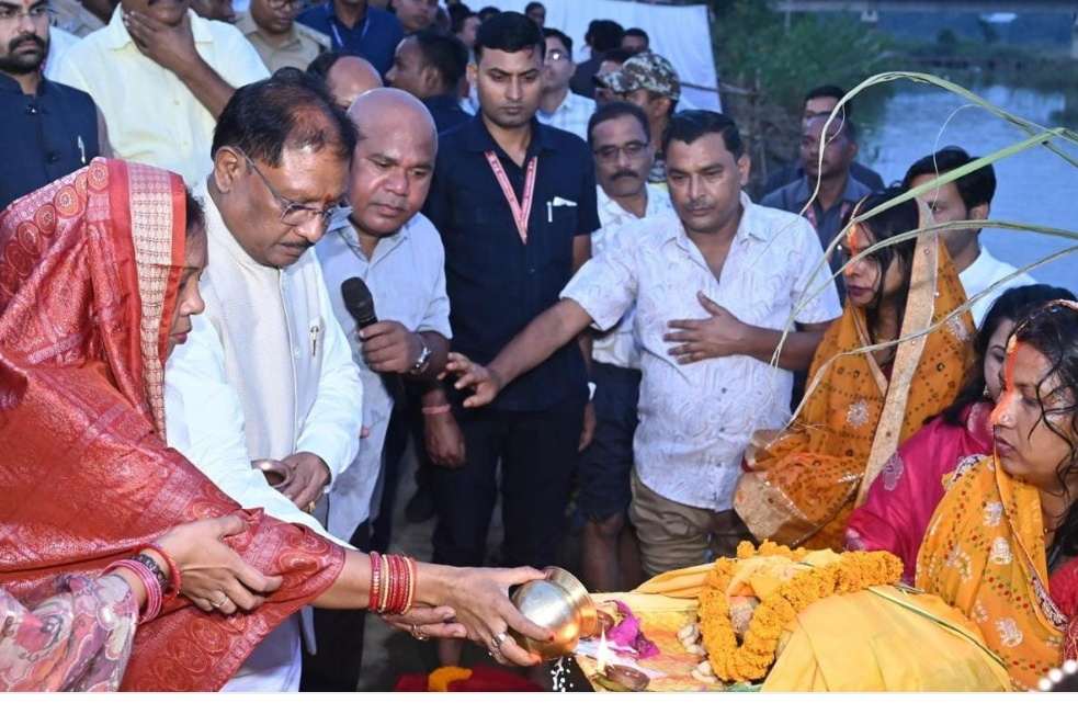 मुख्यमंत्री साय ने जशपुर में दुलदुला छठ घाट में सूर्य को दिया अर्घ्य: प्रदेश की सुख-समृद्धि और खुशहाली की कामना की..