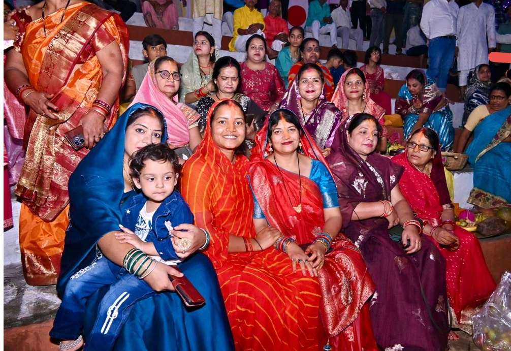 मंत्री श्रीमती लक्ष्मी राजवाड़े ने , सूर्यदेव को अर्पित किया संध्या अर्घ्य..