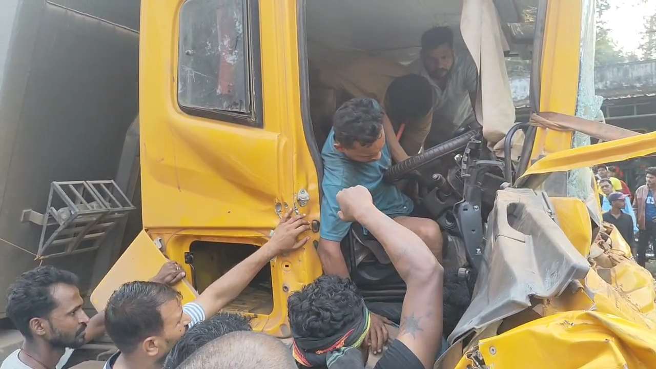 नेशनल हाइवे 30 पर बड़ा हादसा टला, केबिन में फंसा ड्राइवर