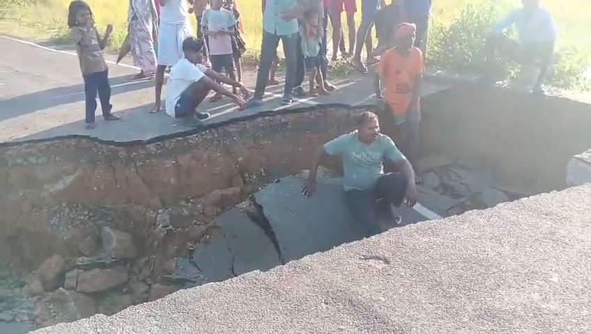 प्रधानमंत्री ग्रामीण सड़क योजना की पुलिया धसने से संपर्क मार्ग बाधित...