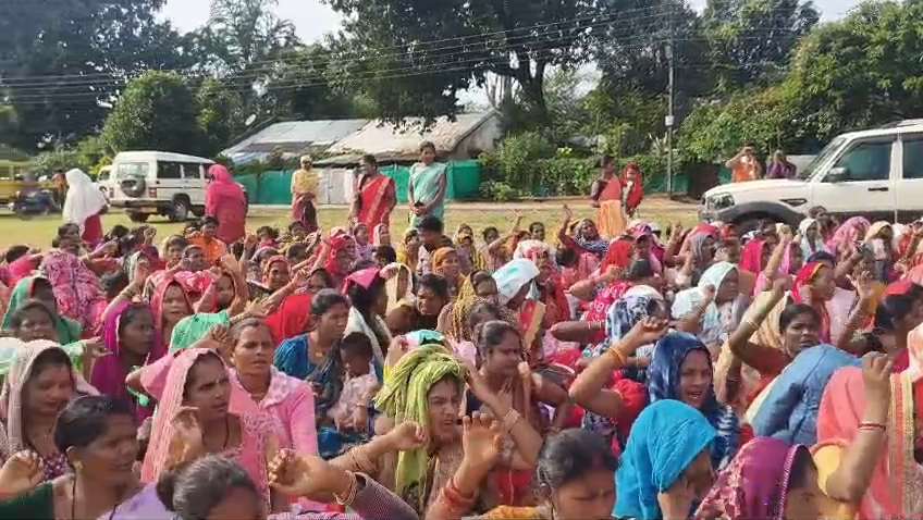 राष्ट्रीय आजीविका मिशन से जुड़ी महिलाओं का धरना प्रदर्शन, 8 सूत्रीय मांगों को लेकर मुख्यमंत्री के नाम सौंपा ज्ञापन...