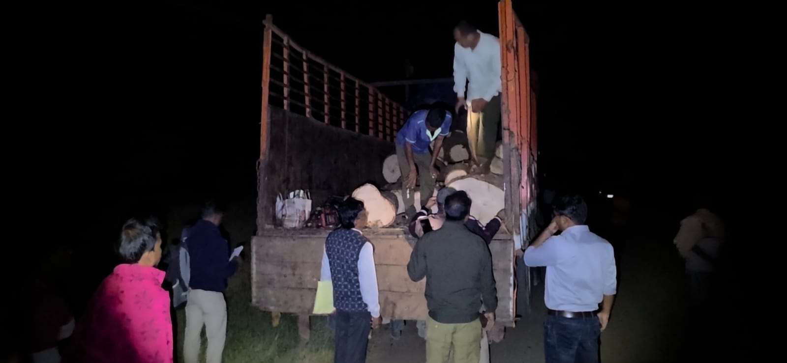 ओड़ीसा बॉर्डर पर आम की अवैध लकड़ी पकड़ाई, ट्रक समेत 36 लकड़ी गोला और 3 चैन शॉ मशीन जब्त..