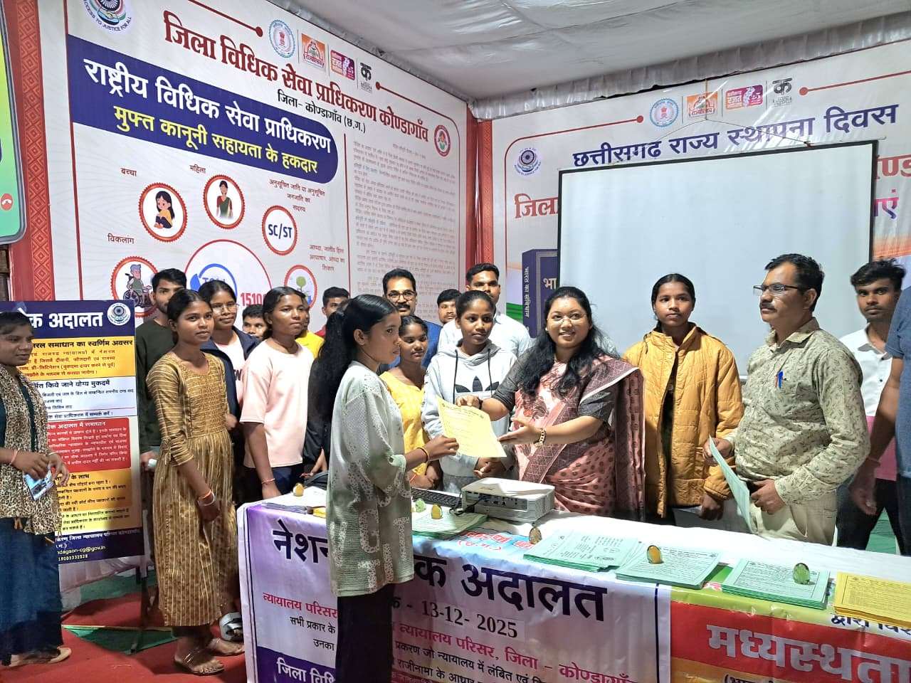 छत्तीसगढ़ राज्य महोत्सव रजत जयंती पर जिला विधिक सेवा प्राधिकरण द्वारा स्टॉल लगाकर दी गई विधिक जानकारी...
