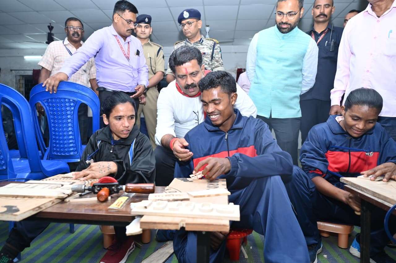 उपमुख्यमंत्री विजय शर्मा ने सुदूर वनांचल ग्राम में बने पुनर्वास केंद्र का आकस्मिक निरीक्षण किया